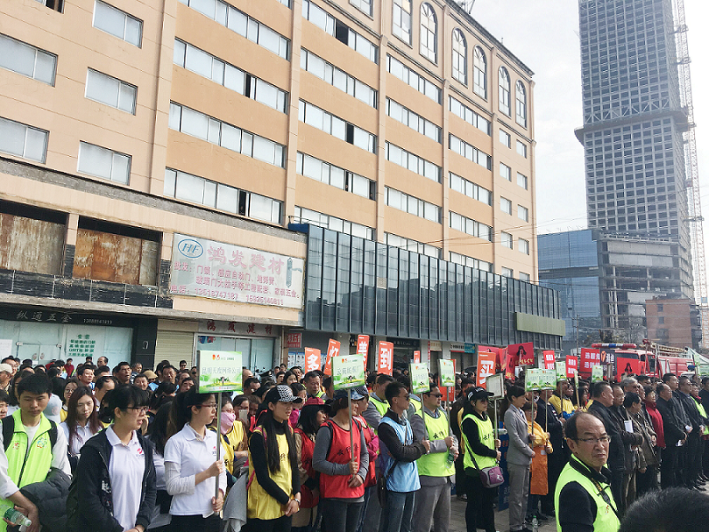 2017年3月5日，是我國第54個學雷鋒紀念日。3月份的春天萬物復蘇，百花齊放。陽光透過淡薄的云層照耀著大地，它的萬道金光愉快地普照著萬物。春風拂面,是那么清柔,那么親切,就像是雷鋒的精神一直溫暖著、鼓舞著我們!