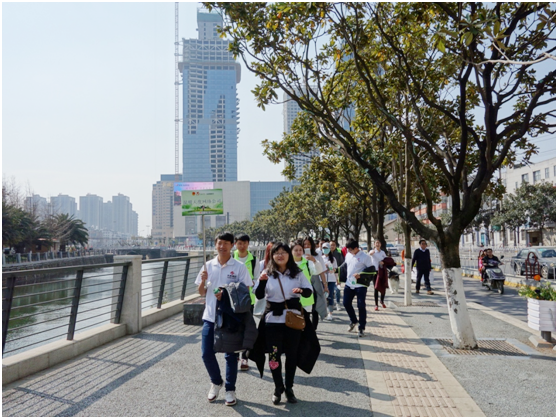 一路上，志愿者把“學雷鋒踐行動 樹新風做好事 做志愿者”的精神傳揚到大街小巷，把雷鋒為人民服務的志愿精神帶到城市的每個角落。